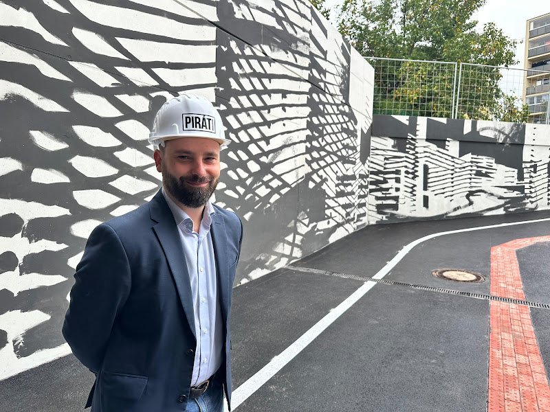 Bývalý radní za Piráty, Martin Duška, před podchodem pod ulicí Türkova